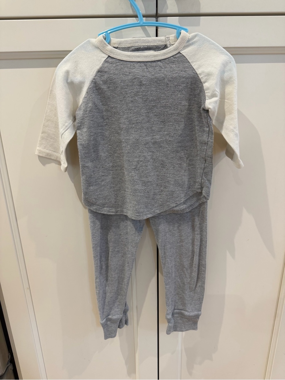 Mini mioche 12-18m Two-Piece Raglan Pajama Set in Gray and Cream